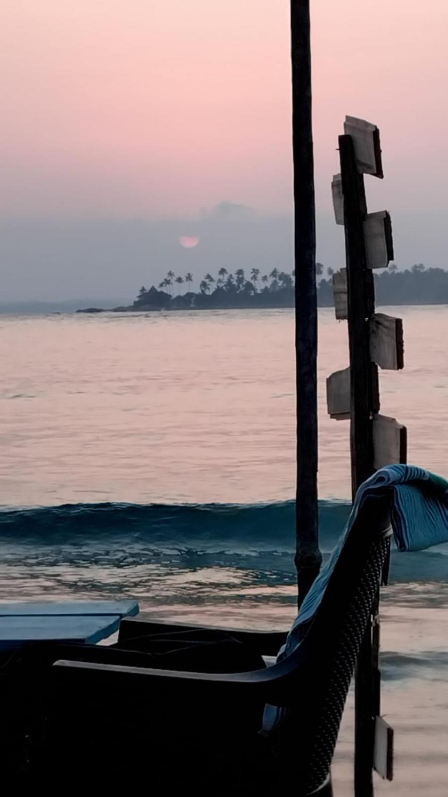 Devon Surf . Inn - Hiriketiya ディックウェラ エクステリア 写真